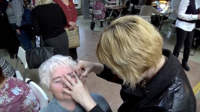 Акция по стрижке и покраске ветеранов к Дню Победы в КОСК Россия смотреть онлайн