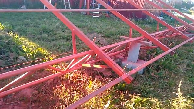 Навес и опоры покрашены. Вид. смотреть онлайн