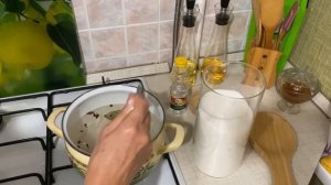 Маринованные огурцы с луком, вкусные и хрустящие.