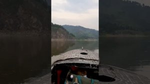 Плывем на лодке по реке Шилка с зимовья, подплываем к реке Часовинке (Могочинский район, Забайкалье