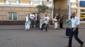 Кришнаиты танцуют и поют Харе Кришна на улицах Нижнего Новгорода
