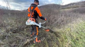 Stihl Fs 560-C with 350 mm brush knife in dry grass. ( Motocoasa in iarba uscata.)