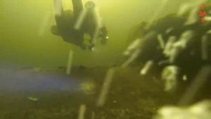 Дайверы всплывают в ужасе увидев дно этой пещеры!!