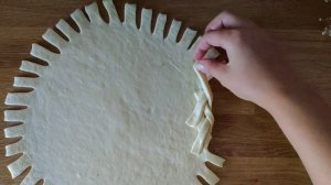 Научись делать такую косу (виртуозно) на пироги, в интернете его называют "пирог косичка"
