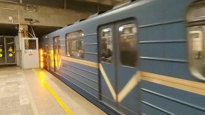 Прибытие метропоезда на станцию Девяткино, Санкт-Петербург