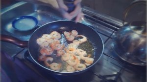 Салат с креветками.