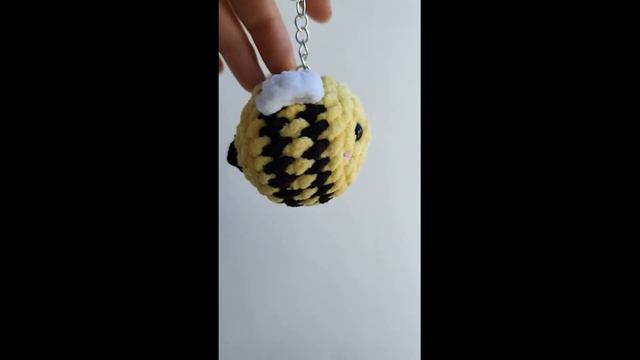 Вязаная плюшевая пчела ( crochet plush bee) #shots #брелок смотреть онлайн