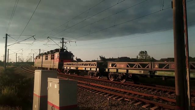 ВЛ80Т-2064 с грузовым поездом смотреть онлайн