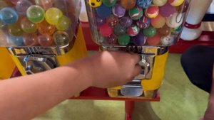 Достаем Мячи попрыгунчики из автомата.