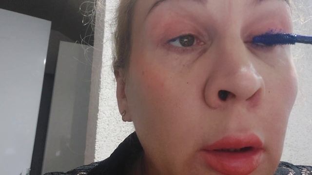 старую тушь.разогрей в микроволновке .и она будет красить смотреть онлайн