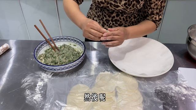 做鲅鱼馅饺子最简单，切点韭菜用面皮一包就成，鲜嫩多汁有营养 смотреть онлайн