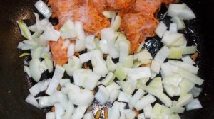 Печень с луком и морковью тушеная в сливках