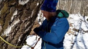 Спортивный дюльфер (спуск по верёвке) с подстраховкой схватывающим узлом