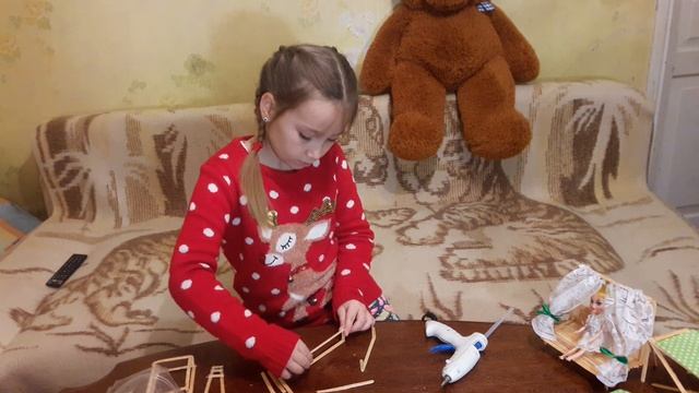 Мебель для кукол своими руками из кофейных палочек. DIY doll furniture. смотреть онлайн
