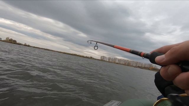 Megabass или копия Megabass Рыбалка на Щуку на озере в сильный ветер в октябре! смотреть онлайн