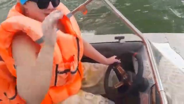 Крутая капитанша!!! Девчонка за штурвалом!!! смотреть онлайн