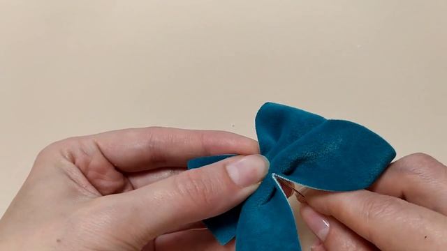 Секрет складки. Любимые бантики из бархата по новому шаблону за пару минут