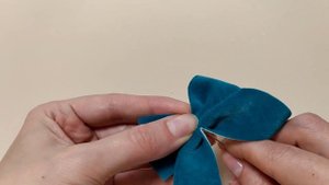Секрет складки. Любимые бантики из бархата по новому шаблону за пару минут