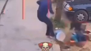 Бродячая собака напала на ребёнка пока он играл в песочнице.