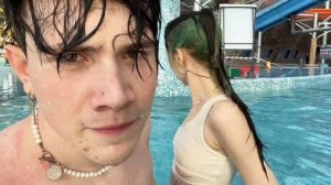 выпала сися