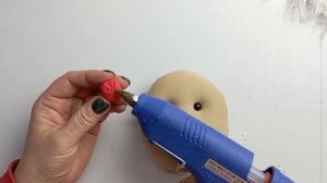 Из пластикового ведерка новогодняя поделка с сюрпризом ?