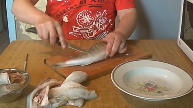 Разделка мелкого судака ножом "Rapala". смотреть онлайн