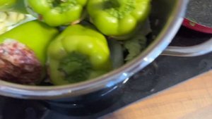 Фаршированные болгарские перцы и супер закуска из помидор с брынзой. Кулинарим в Болгарии.Лето 2023