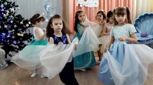 Мой авторский танец русалочек в старшей группе.