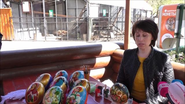 Хохломской росписью расписали страусиные яйца в зоопарке "Лимпопо" смотреть онлайн