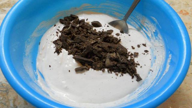 Творожный десерт с печеньем, клубничным джемом и шоколадом