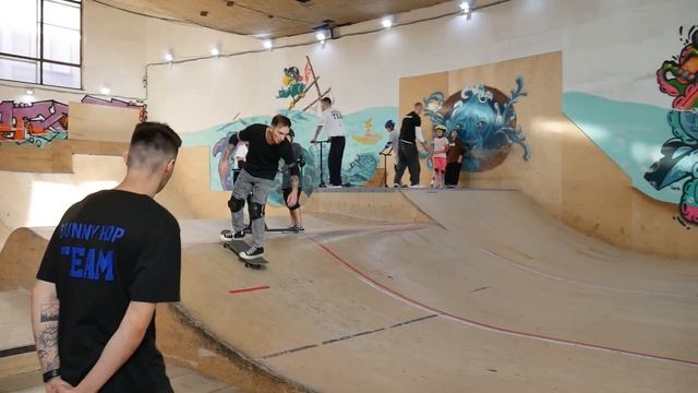 ?Крытый скейт парке в Москве BunnyHop. Обучение катанию и трюкам на самокате?, скейте? , BMX? смотреть онлайн