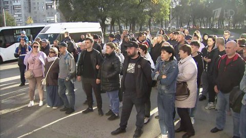 Тысячи мужчин по всей России сами приходят в военкоматы, не дожидаясь повесток