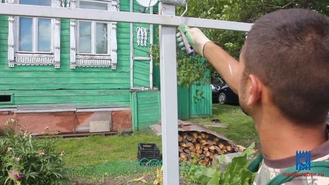 Установка забора из евроштакетника