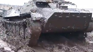 Бронемашину камикадзе с 3 тоннами взрывчатки взорвали на Украине