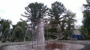 Очень высокий сухой фонтан.