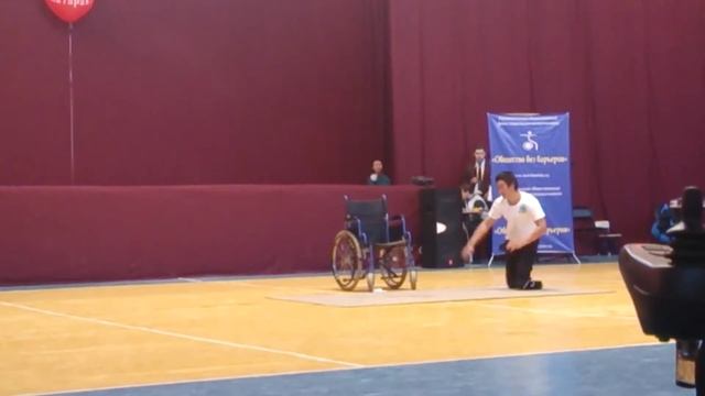 Парень-инвалид танцует брейкданс смотреть онлайн