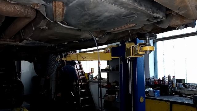 Замена тросика ручника Golf 4 / Wymiana linki ręcznego смотреть онлайн