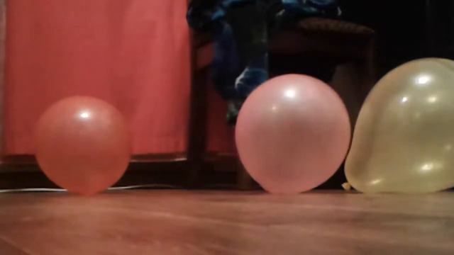 Котёнок и воздушные шары, реакция котёнка на шарики часть1 смотреть онлайн