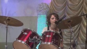 Ангелина  играет на ударной установке