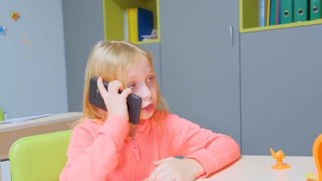 Маргарита И Виола ПОДАРИЛИ КУКЛУ HAIRDOOZ Однокласснице в ШКОЛЕ смотреть онлайн