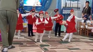 Танец Стюардесс на Новый Год средняя группа