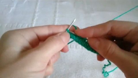 Ажурный узор спицами с волнистым краем.