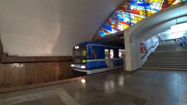 Встреча двух Самарских номерных на станции Победа. Обновлённые 81-717/714 прошедшие КВР смотреть онлайн