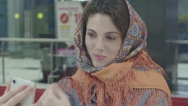 Платок шерстяной с шелковой бахромой "Праздничный город", вид 3