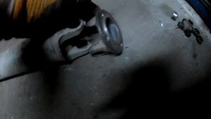 ЗАМЕНА КРЕСТОВИНЫ И САЛЬНИКА РЕДУКТОРА ВАЗ 2105!