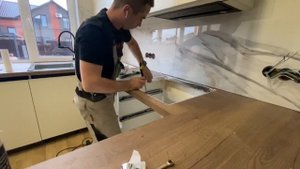 Монтаж столешницы от производства до затирки шва между плиткой и столешницей.