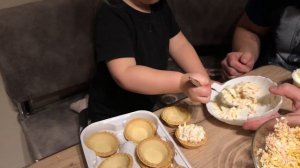 Простой рецепт Тарталеток. Кира вместе с папой готовят Тарталетки!!!