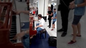 Un piano nell'aeroporto di Fiumicino - Matthew Lee plays the piano at the Roma Fiumicino Airport!