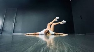 Красивый танец на полу!