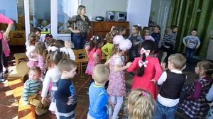 Музыкальная игра "Пяточка, носочек..", все детки детского сада "Ромашка"